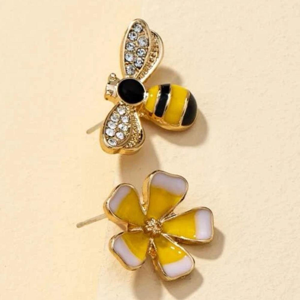 Bee & flower rhinestone mismatched stud earrings - Picture 3 of 4